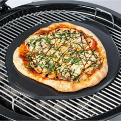 Pierre à Pizza En Céramique Pour Barbecue Weber GBS Ø 46,4 Cm 7 Pierre à Pizza En Céramique Pour Barbecue Weber GBS Ø 46,4 Cm -Le Monde du Barbecue Soldes Boutique 8830 pierre a pizza ceramique ambiance 2 min