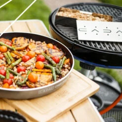 Boite De Fumage Smokerbox Pour Barbecue Cadac Au Charbon Et Au Gaz -Le Monde du Barbecue Soldes Boutique 98312v fumoir cadac ambiance1