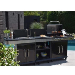 Pack Cuisine Extérieure FIDGI 4 Avec Barbecue Gaz + Desserte + Evier -Le Monde du Barbecue Soldes Boutique barbecue gaz cook in garden fidgi 4 cuisine ambiance min