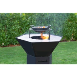 Support Wok / Cocotte Dynamic Centre Pour Brasero Barbecook Nestor -Le Monde du Barbecue Soldes Boutique bc acc 7456 support wok cocotte dynamic brasero barbecook nestor ambiance 1